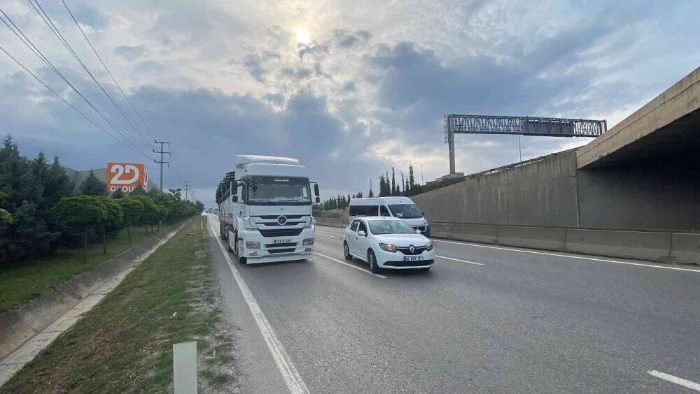 Boru yüklü tır ile çarpışan otomobilin sürücüsü yaralandı