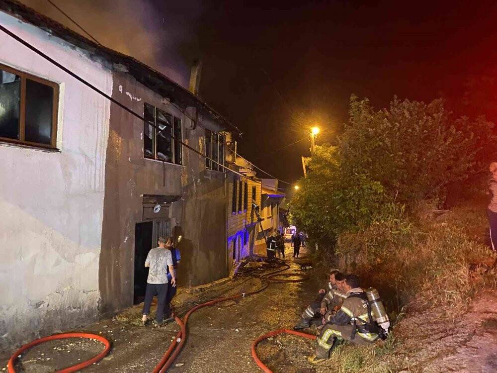 Bursa’da tekstil atölyesinde yangın çıktı: 2 ev kül oldu