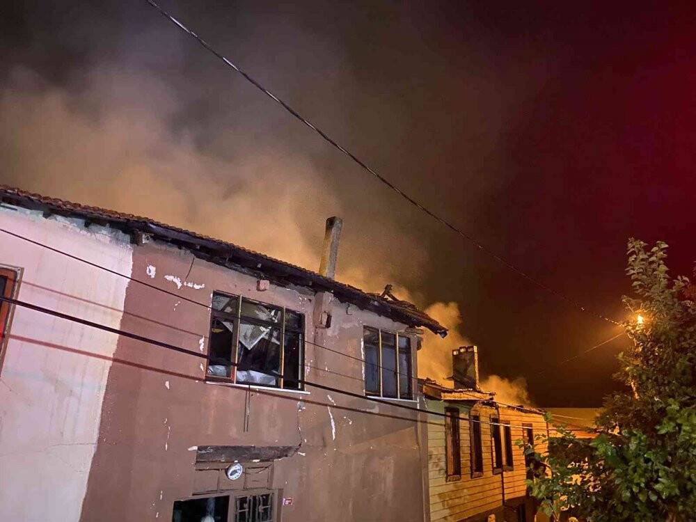 Bursa’da tekstil atölyesinde yangın çıktı: 2 ev kül oldu