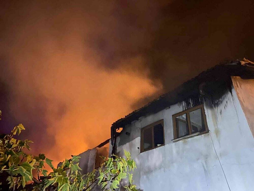Bursa’da tekstil atölyesinde yangın çıktı: 2 ev kül oldu