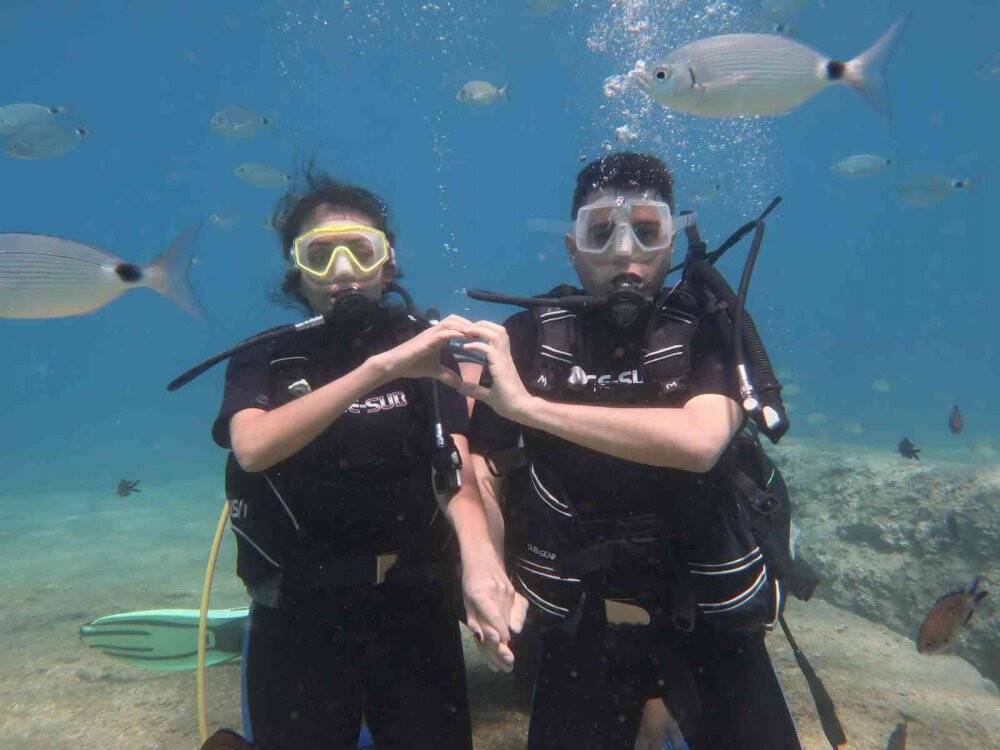 Deniz altında afişli evlilik teklifi