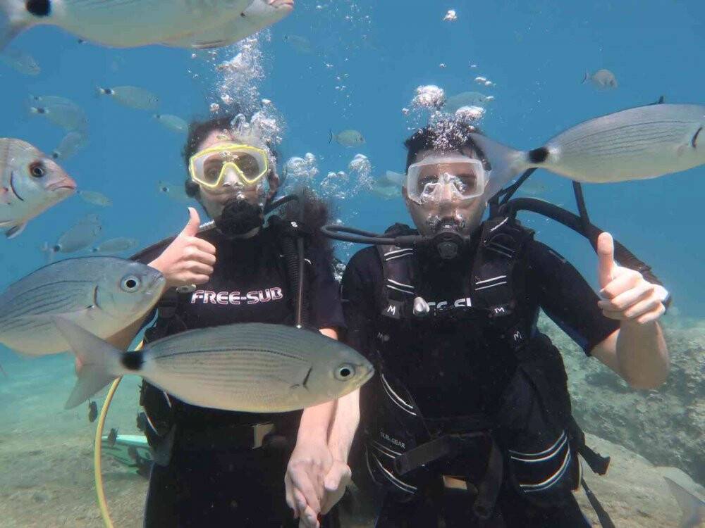 Deniz altında afişli evlilik teklifi