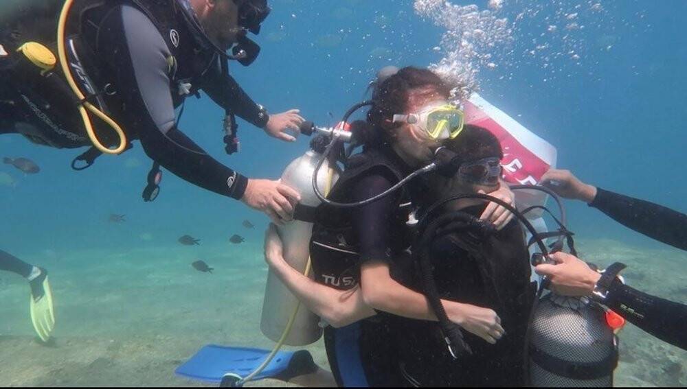 Deniz altında afişli evlilik teklifi