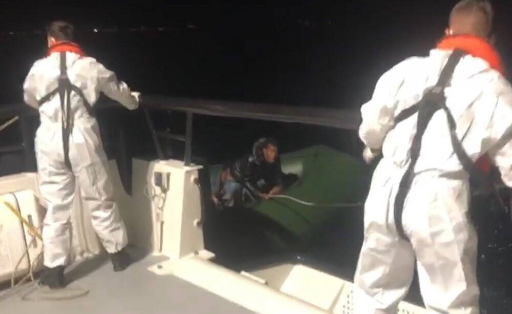 İzmir açıklarında 39 göçmen kurtarıldı, 32 göçmen yakalandı