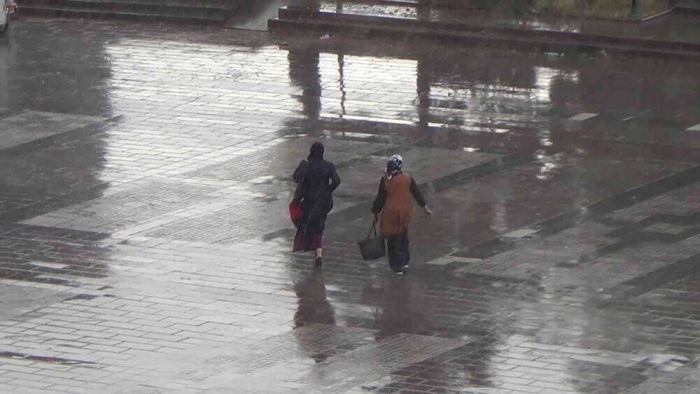 Kırıkkale’de yağış vatandaşlara zor anlar yaşattı