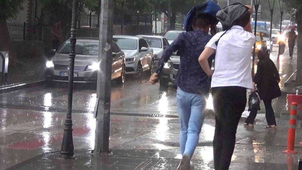 Kırıkkale’de yağış vatandaşlara zor anlar yaşattı