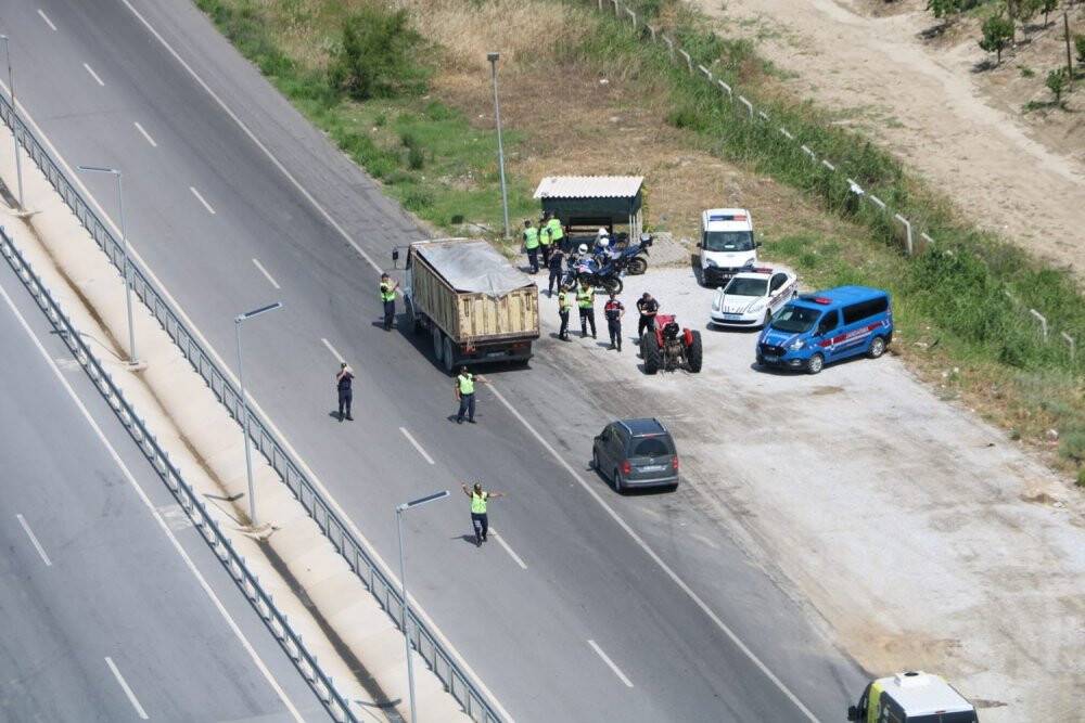 Manisa’da helikopterli trafik denetimi: 13 araç men edildi