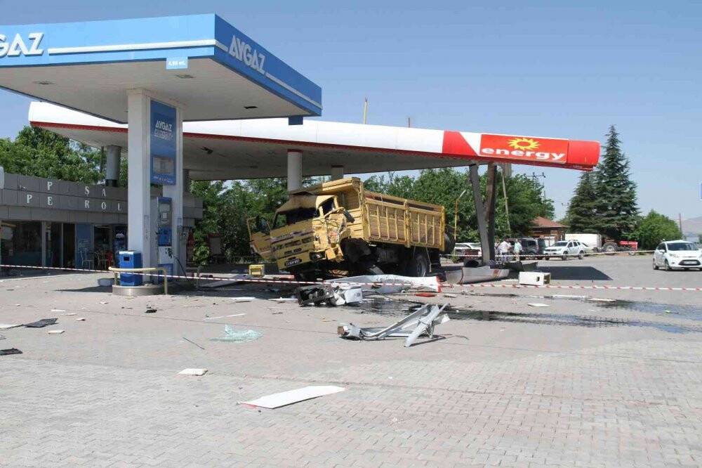 Otomobile çarpan kamyon akaryakıt istasyonuna girdi: 5 yaralı