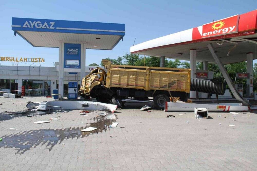 Otomobile çarpan kamyon akaryakıt istasyonuna girdi: 5 yaralı