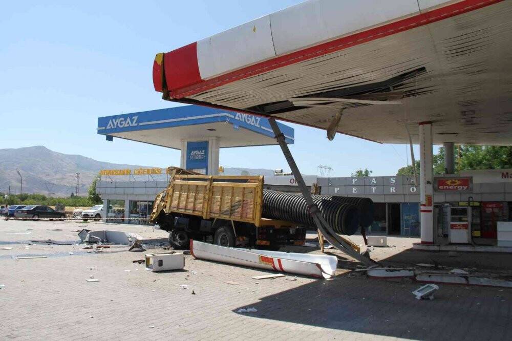 Otomobile çarpan kamyon akaryakıt istasyonuna girdi: 5 yaralı