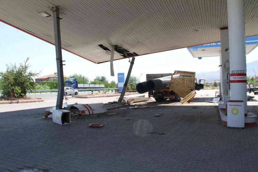 Otomobile çarpan kamyon akaryakıt istasyonuna girdi: 5 yaralı