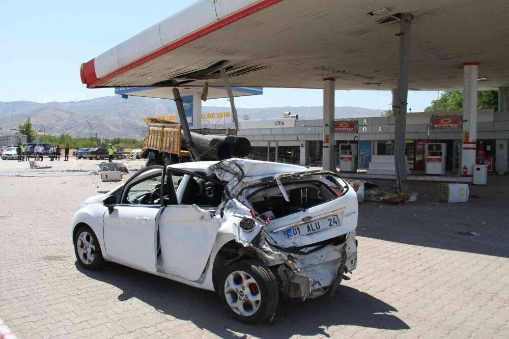 Otomobile çarpan kamyon akaryakıt istasyonuna girdi: 5 yaralı