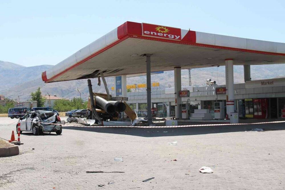 Otomobile çarpan kamyon akaryakıt istasyonuna girdi: 5 yaralı