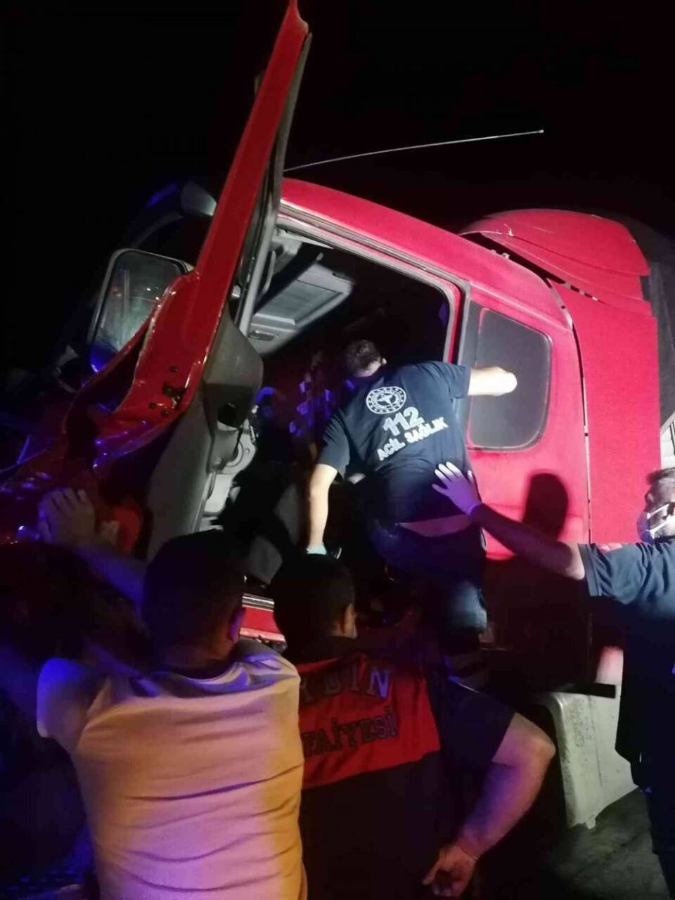 Tır şoförünü sıkıştığı yerden itfaiye kurtardı