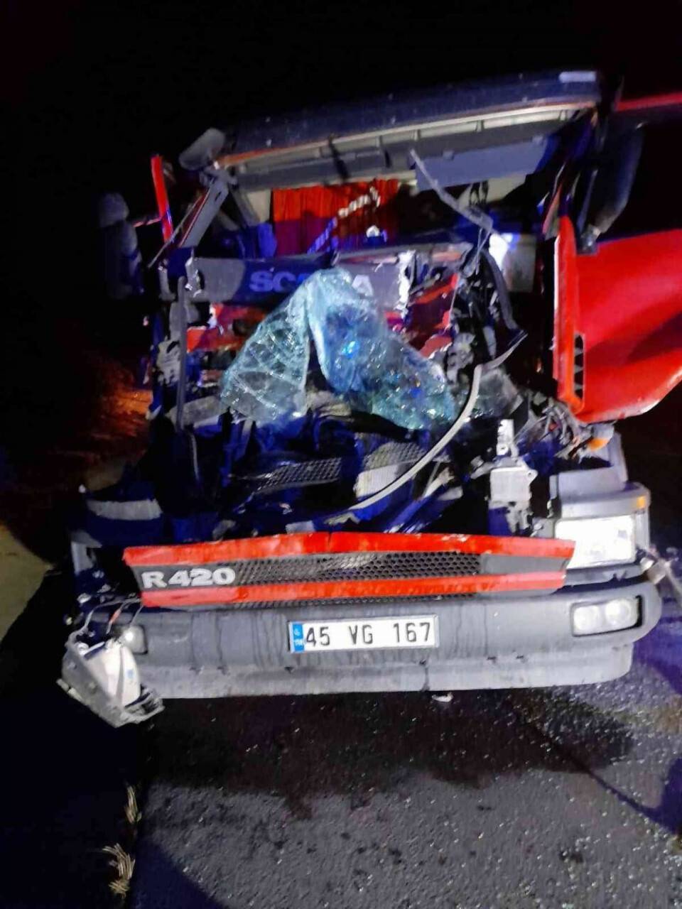 Tır şoförünü sıkıştığı yerden itfaiye kurtardı