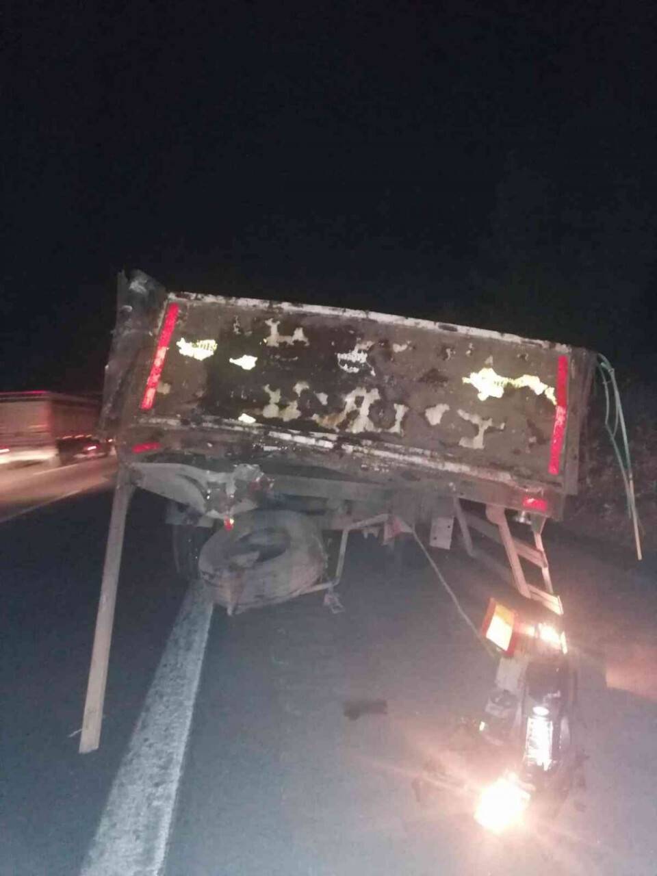 Tır şoförünü sıkıştığı yerden itfaiye kurtardı