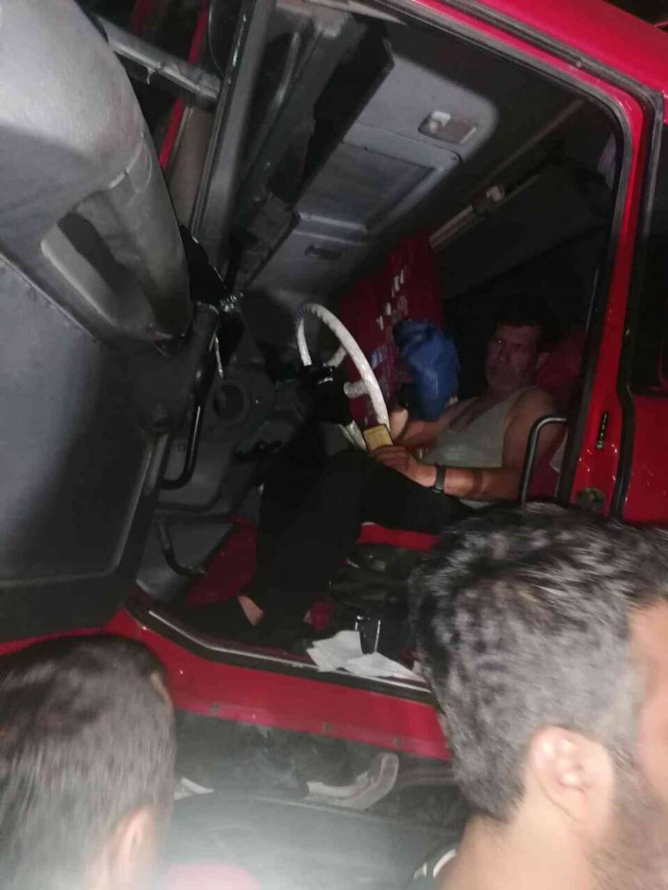 Tır şoförünü sıkıştığı yerden itfaiye kurtardı