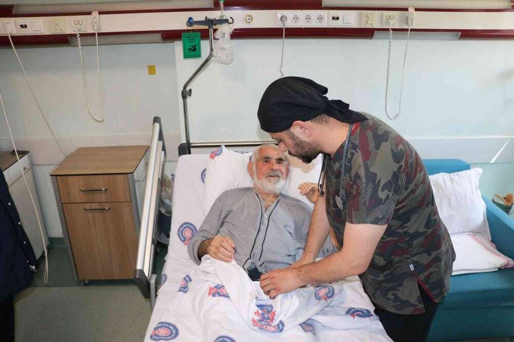 Yaşlı adamın aort damarı karpuz gibi büyüdü