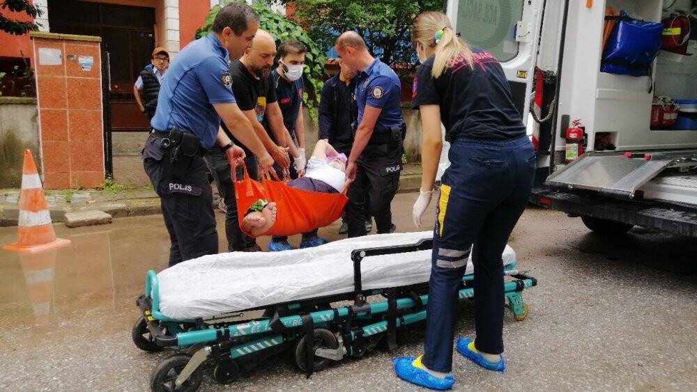 Yataktan düşüp yerden kalkamayan yaşlı adamın yardımına ekipler koştu