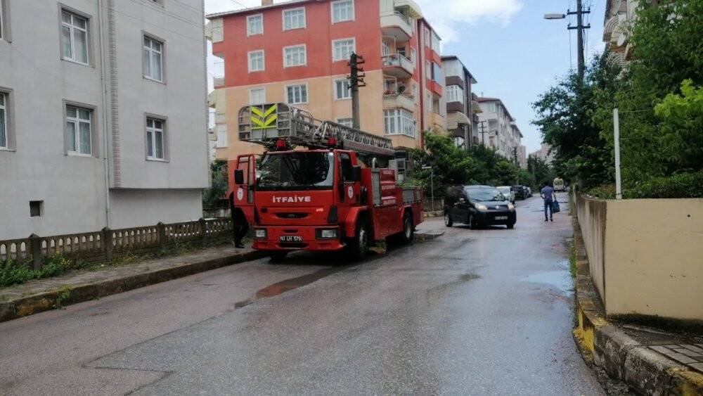 Yataktan düşüp yerden kalkamayan yaşlı adamın yardımına ekipler koştu