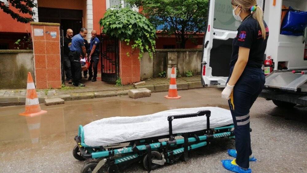 Yataktan düşüp yerden kalkamayan yaşlı adamın yardımına ekipler koştu