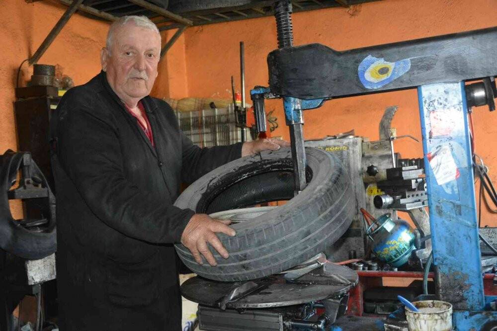 60 yıl önce kurduğu lastik tamir dükkanını oğluyla beraber işletiyor