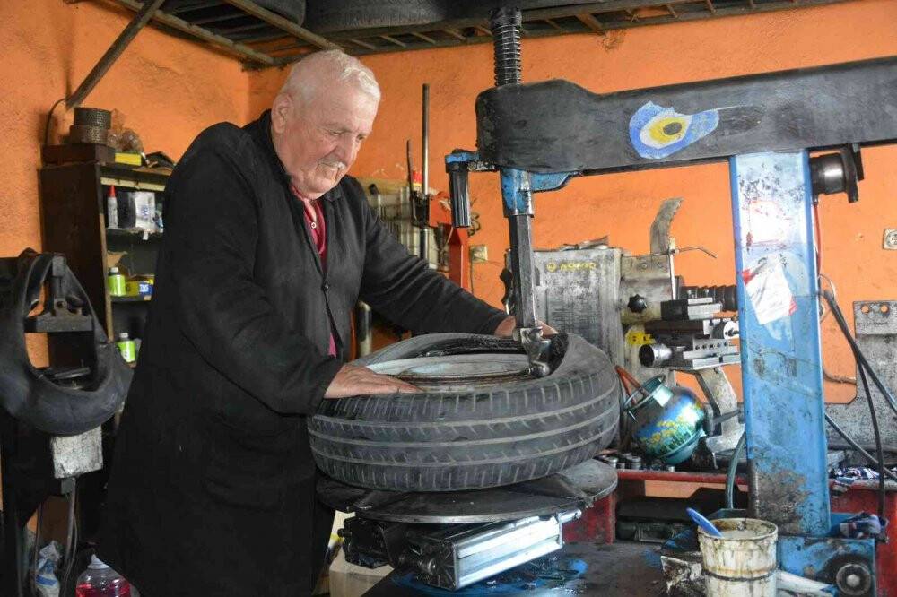 60 yıl önce kurduğu lastik tamir dükkanını oğluyla beraber işletiyor