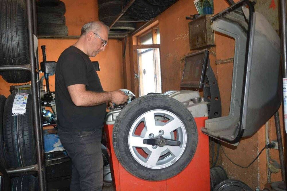 60 yıl önce kurduğu lastik tamir dükkanını oğluyla beraber işletiyor