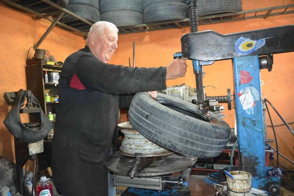 60 yıl önce kurduğu lastik tamir dükkanını oğluyla beraber işletiyor