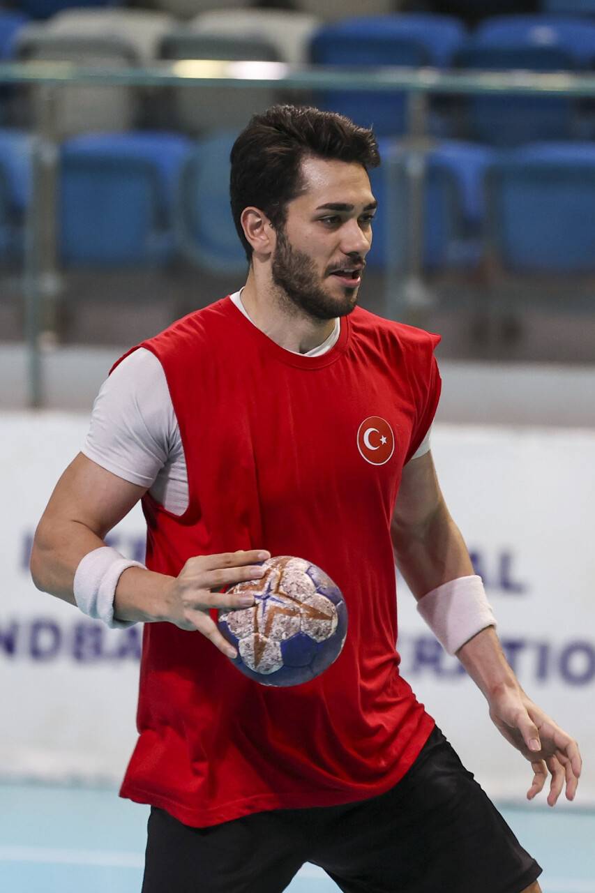 aa-20220622-28223073-28223068-turk-hentbolunun-avrupadaki-yildizlari-milli-takimda-basari-istiyor.jpg