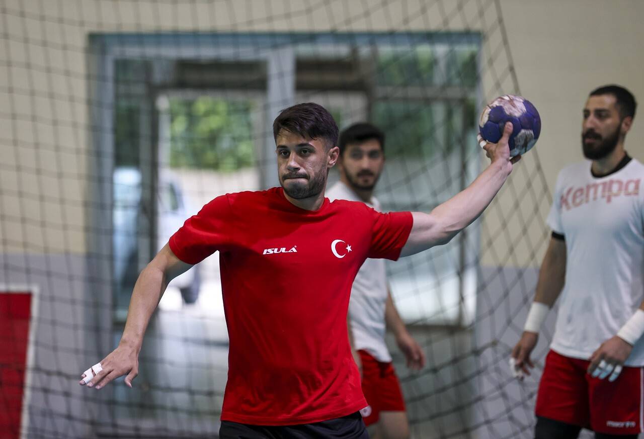 aa-20220622-28223073-28223071-turk-hentbolunun-avrupadaki-yildizlari-milli-takimda-basari-istiyor.jpg