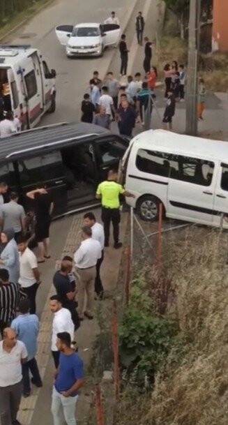 Bursa’da panelvan araçlar birbirine çarptı : Ortalık savaş alanına döndü