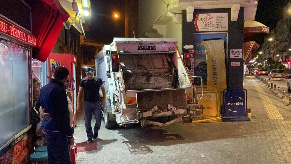 Çöp kamyonunun çarptığı motosikletli kurye yaralandı