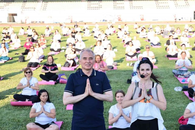 500 kadın birlikte yoga yaptı