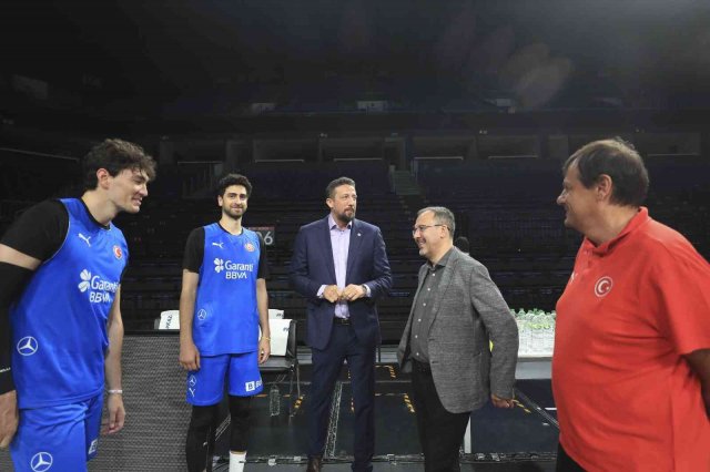 Bakan Kasapoğlu’ndan A Milli Erkek Basketbol Takımı’na destek