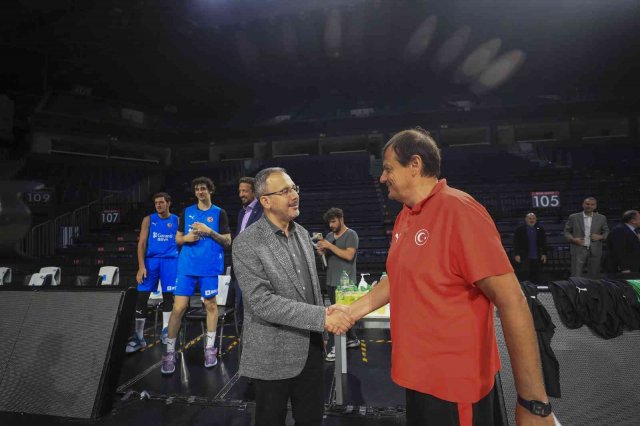 Bakan Kasapoğlu’ndan A Milli Erkek Basketbol Takımı’na destek