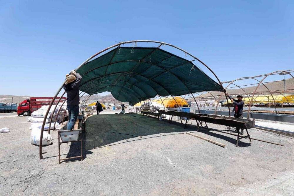 Kurban satış alanında çadırlar kurulmaya başlandı