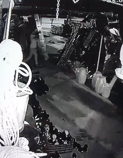 Merdivenleri seçerek çaldı, kameralara yakalandı