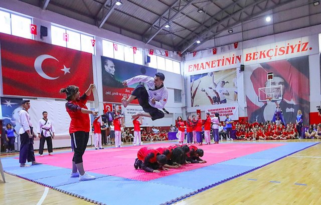 Bayraklı’nın yaz spor okullarına renkli açılış