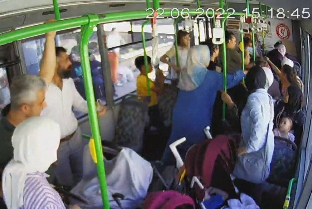 Otobüs şoförü rahatsızlanan yolcuyu hastaneye yetiştirdi