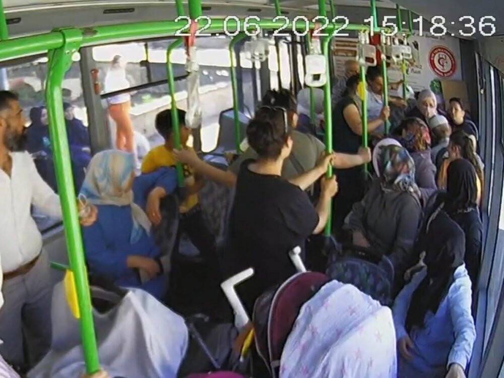 Otobüs şoförü rahatsızlanan yolcuyu hastaneye yetiştirdi