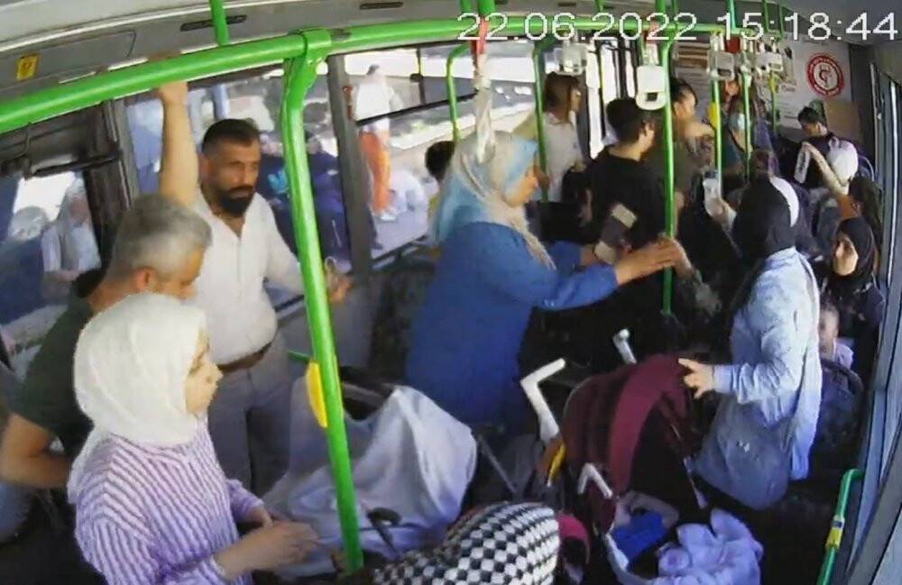 Otobüs şoförü rahatsızlanan yolcuyu hastaneye yetiştirdi