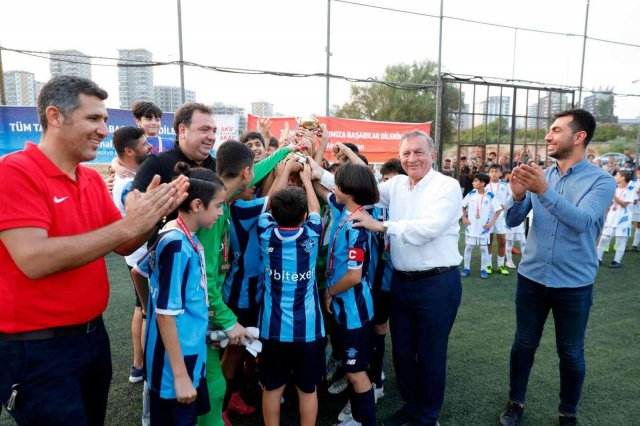 U-12 futbolda şampiyon Adana Demirspor