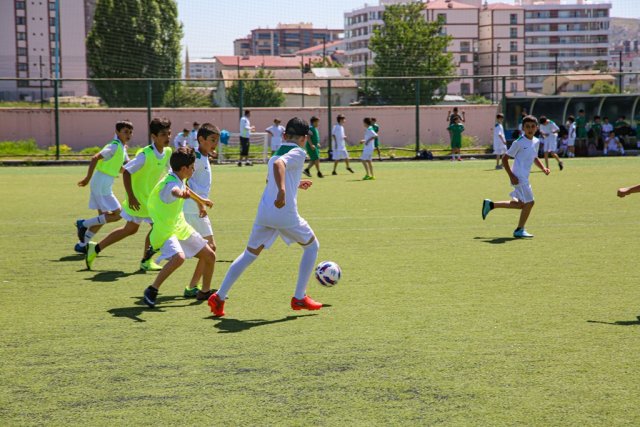 Yaz spor okullarında minik sporcular geleceğe hazırlanıyor