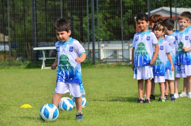 Yunusemre’de ’Yaz futbol okulu’ başladı