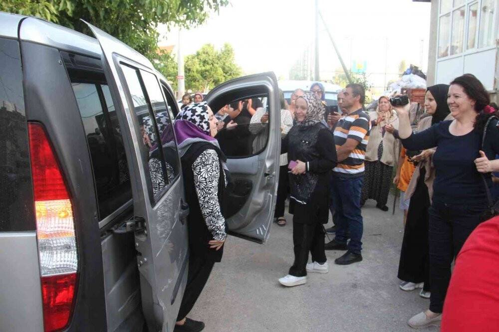 Cezaevinden tahliye edilen Fatma Koç evinin önünde alkışlarla ve çiçekle karşılandı