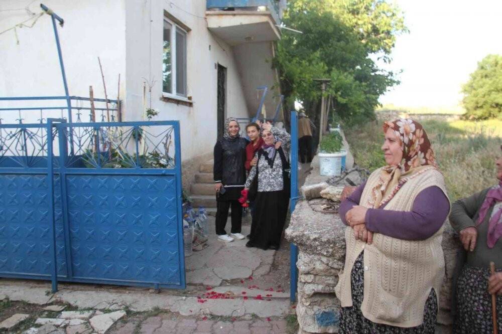 Cezaevinden tahliye edilen Fatma Koç evinin önünde alkışlarla ve çiçekle karşılandı