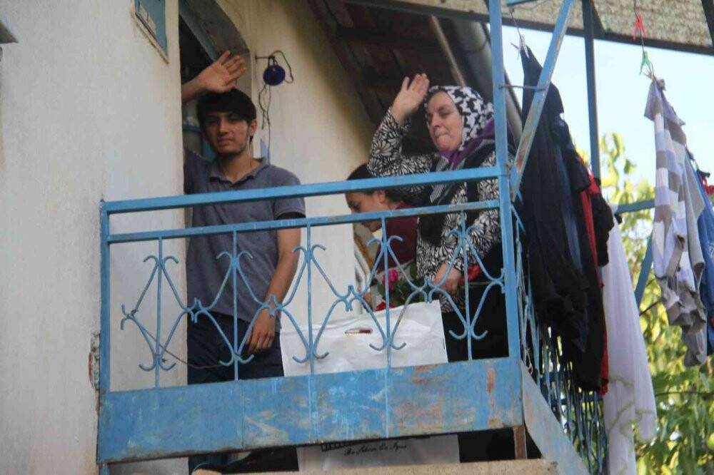 Cezaevinden tahliye edilen Fatma Koç evinin önünde alkışlarla ve çiçekle karşılandı