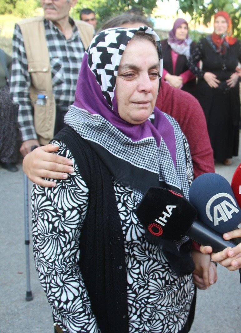 Cezaevinden tahliye edilen Fatma Koç evinin önünde alkışlarla ve çiçekle karşılandı