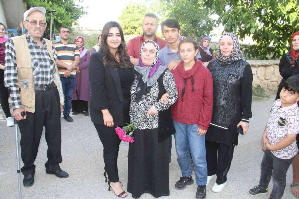 Cezaevinden tahliye edilen Fatma Koç evinin önünde alkışlarla ve çiçekle karşılandı